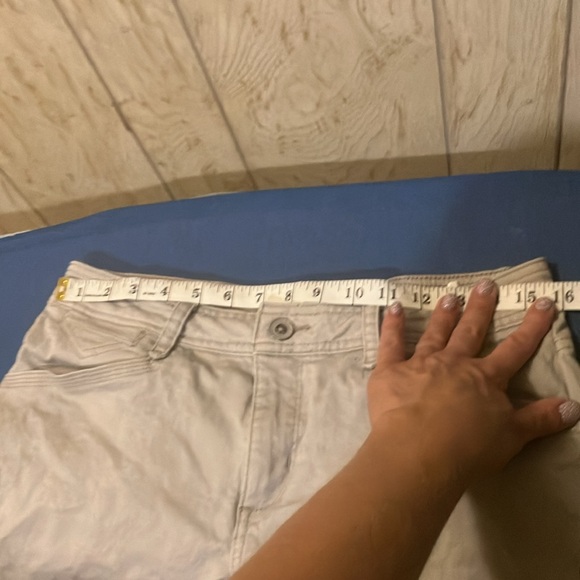 Size 6 Petite✨khaki color shorts - Picture 6 of 11